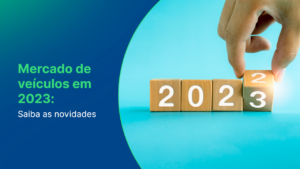 banner de blog com texto mercado de veículos em 2023. do lado direito, uma mão virando um dos cubos que marca o ano de 2 para 3, transformando 2022 em 2023